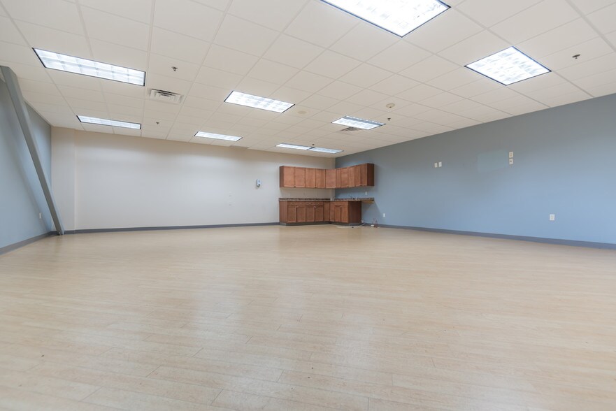 More Photos Of 26 Parkridge Rd, Haverhill Research And Development For Lease