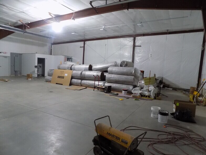 More Photos Of 4 Lassy ct, Terryville Warehouse For Lease