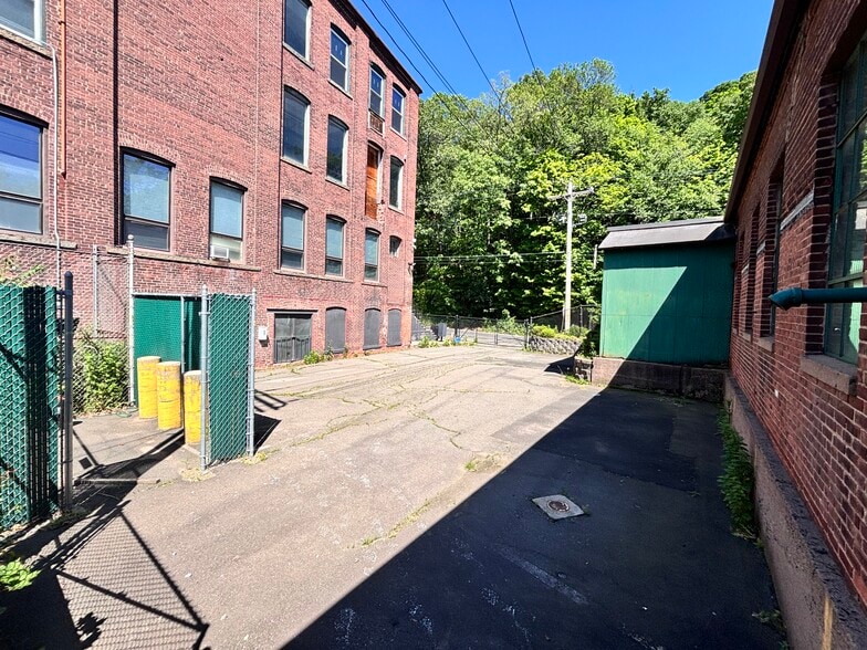 More Photos Of 30 Lenox St, New Haven Warehouse For Lease