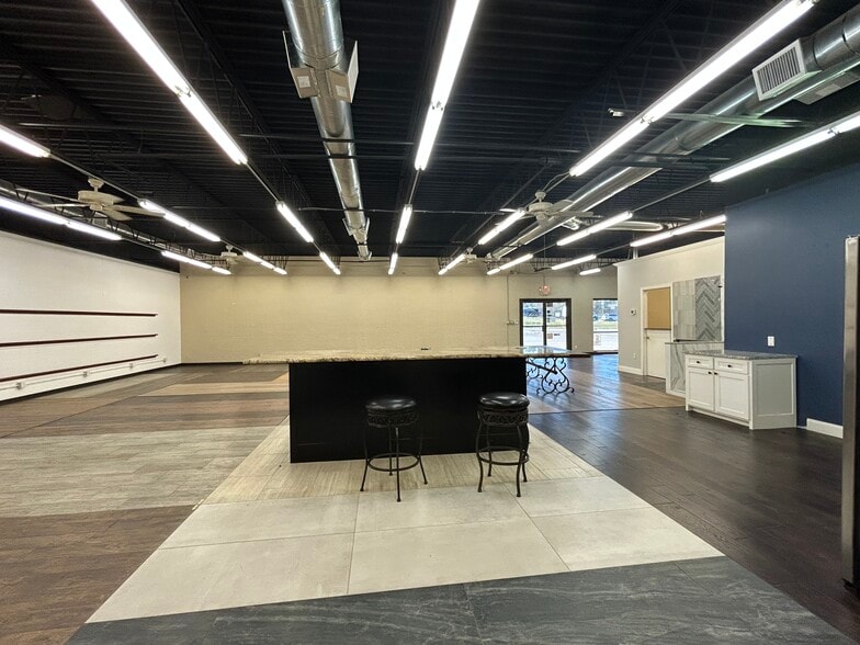 More Photos Of 1109 Dallas Dr, Denton General Retail For Lease