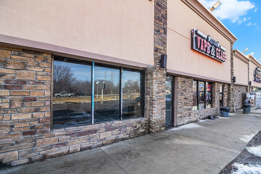 More Photos Of 3898 Joslyn Rd, Lake Orion General Retail For Lease