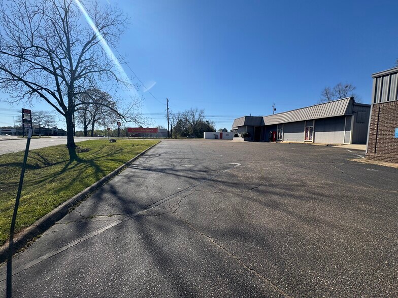 More Photos Of 990 N Daleville Ave, Daleville Warehouse For Sale