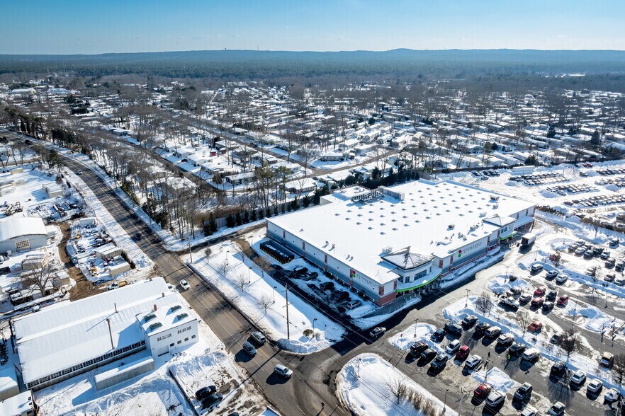 More Photos Of 1615 Old Country Rd, Riverhead Freestanding For Lease