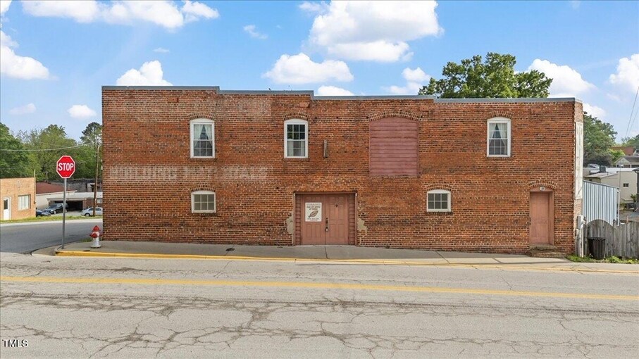 More Photos Of 306 W Main St, South Hill Flex For Lease