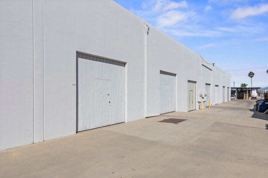 More Photos Of 1653-1679 E 28th St, Signal Hill Flex For Lease