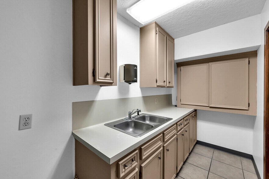 More Photos Of 903 Hillcrest Dr, Conroe Office For Sale