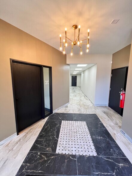 More Photos Of 1955 W Hamlin Rd, Rochester Hills Office Residential For Lease