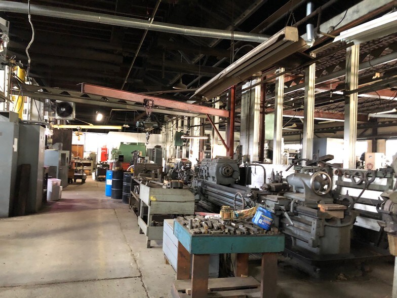 More Photos Of 800 N Water Ave, Sharon Service For Lease