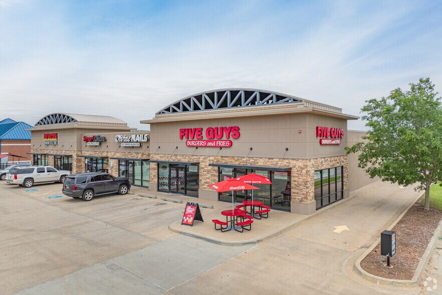 More Photos Of 631 SW 19th St, Moore Freestanding For Lease