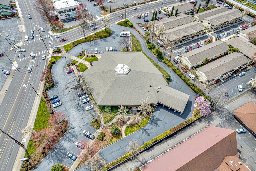 More Photos Of 601 Crater Lake Ave, Medford Bank For Lease