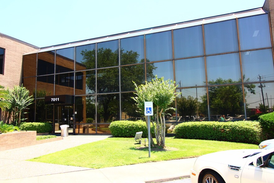 More Photos Of 7011 Harwin Dr, Houston Office For Sale