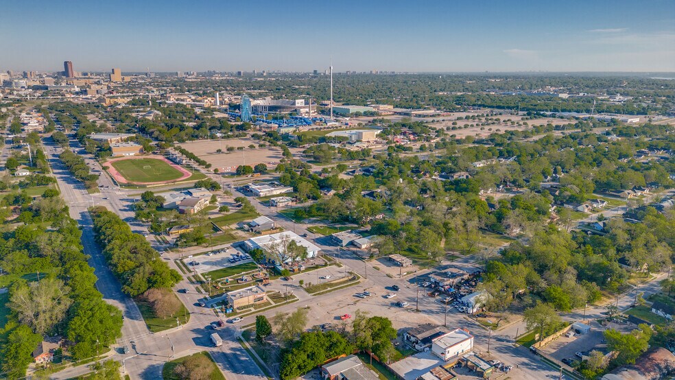 More Photos Of 2200 Robert B Cullum Blvd, Dallas Land For Sale