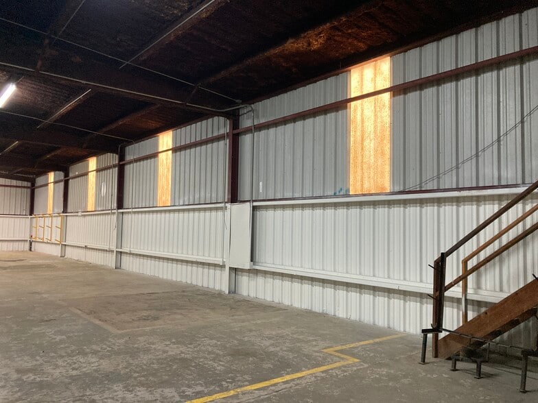 More Photos Of 102 Saul Dr, Scott Warehouse For Lease