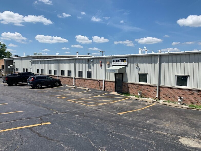 Primary Photo Of 1013 Tamarac Dr, Carpentersville Warehouse For Lease