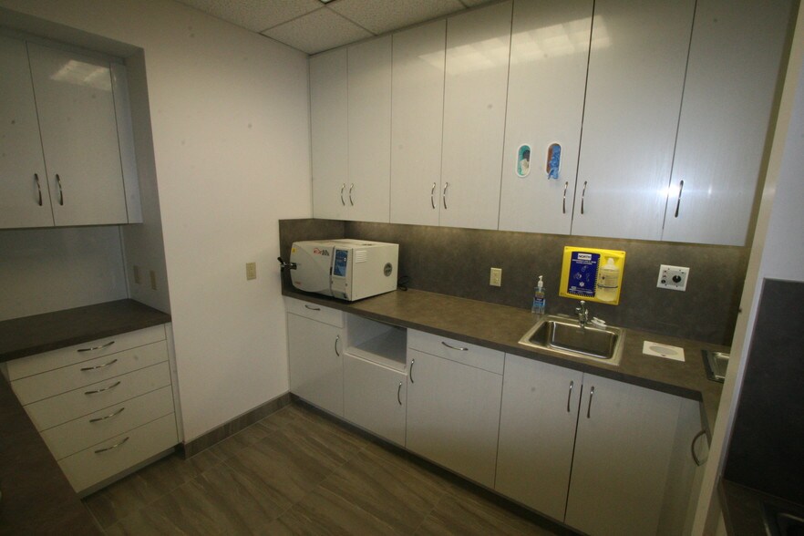 More Photos Of 24013 Ventura Blvd, Calabasas Medical For Lease