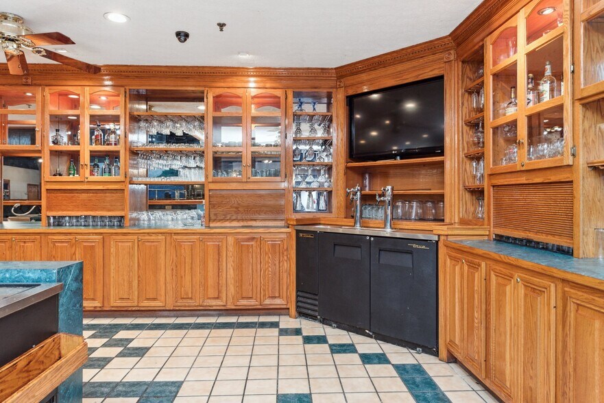 More Photos Of 470 Tucker Dr, Maysville Storefront Retail Office For Sale