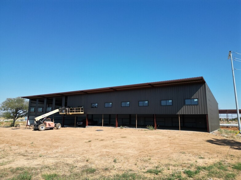 More Photos Of 450 Hwy 290 E, Elgin Light Distribution For Lease