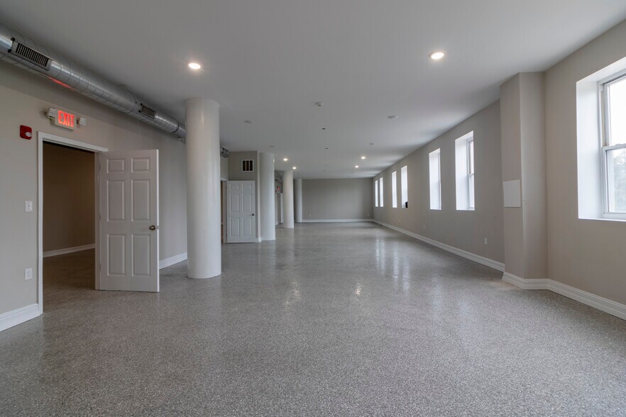 More Photos Of 2613 W Hunting Park Ave, Philadelphia Light Distribution For Lease