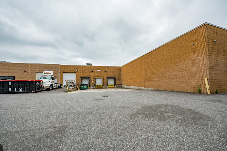 More Photos Of 30 Crossways E, Bohemia Manufacturing For Lease