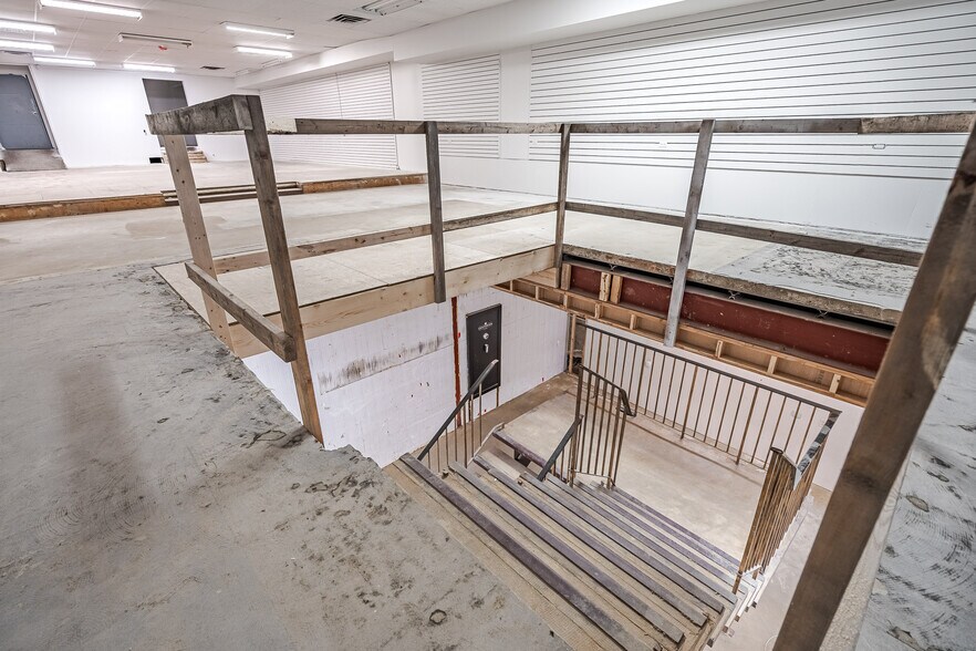 More Photos Of 5012 50 Av, Lloydminster General Retail For Sale