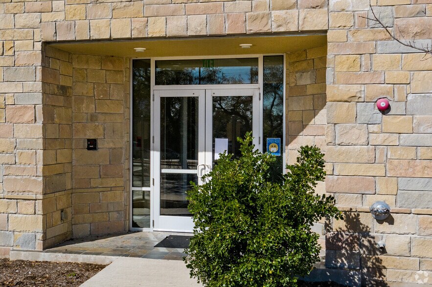 More Photos Of 5920 W William Cannon Dr, Austin Unknown For Lease