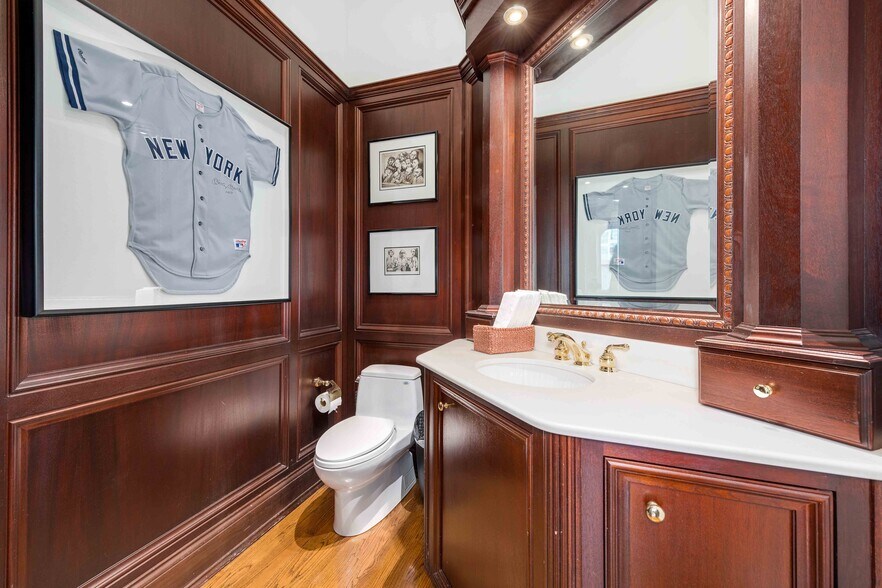 More Photos Of 812 N Dearborn St, Chicago Office For Sale