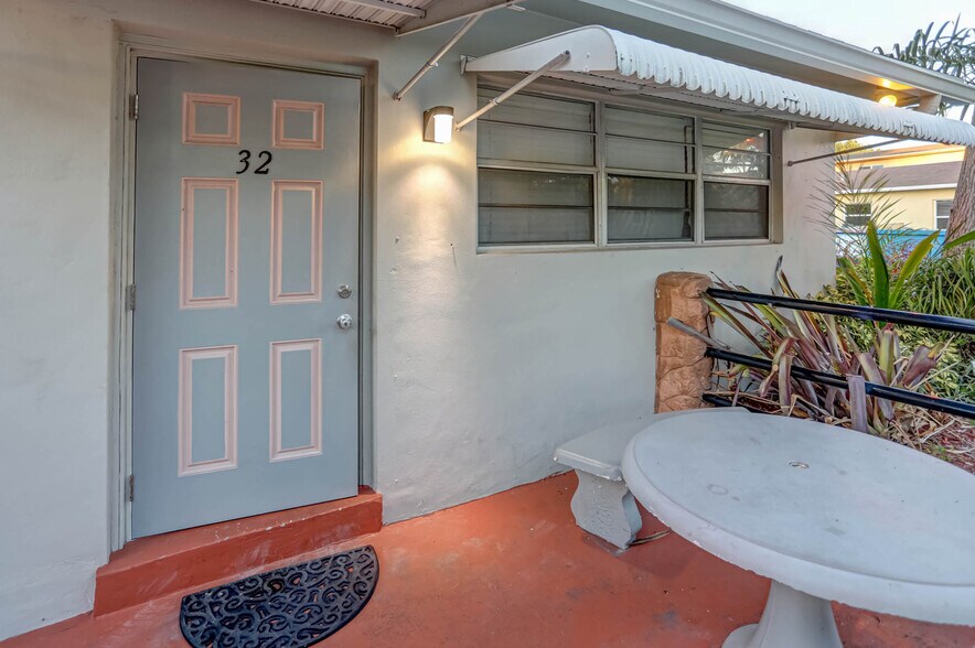 More Photos Of 1419 S Federal Hwy, Hollywood Hotel For Sale