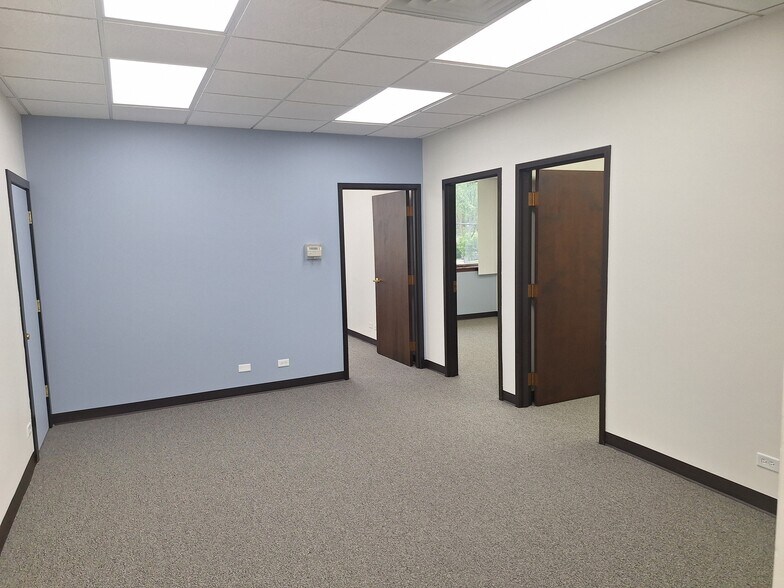 More Photos Of 600 E Higgins Rd, Elk Grove Village Office For Lease