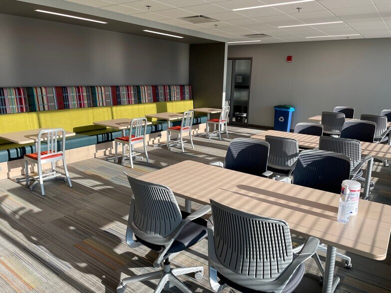 More Photos Of 7440 Woodland Dr, Indianapolis Medical For Lease