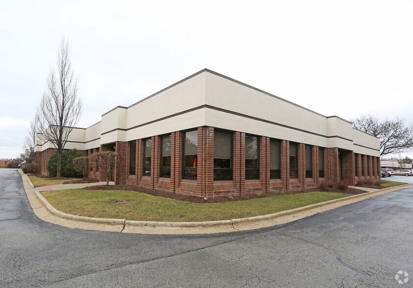 More Photos Of 740 Pasquinelli Dr, Westmont Unknown For Lease