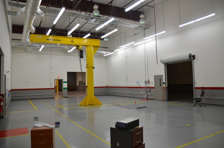 More Photos Of 18155 Chisholm Trl, Houston Warehouse For Lease