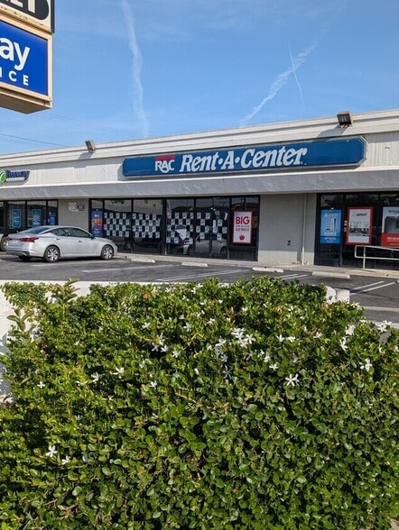 More Photos Of 111 W Pacific Coast Hwy, Wilmington Freestanding For Lease