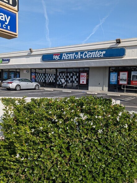 More Photos Of 111 W Pacific Coast Hwy, Wilmington Freestanding For Lease