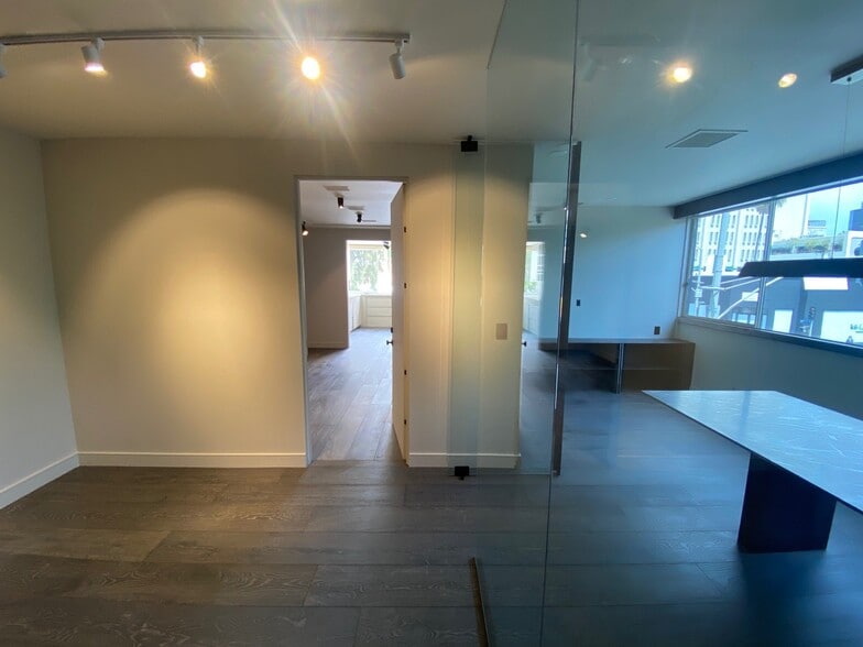 More Photos Of 101-109 S Robertson Blvd, Los Angeles Loft Creative Space For Lease