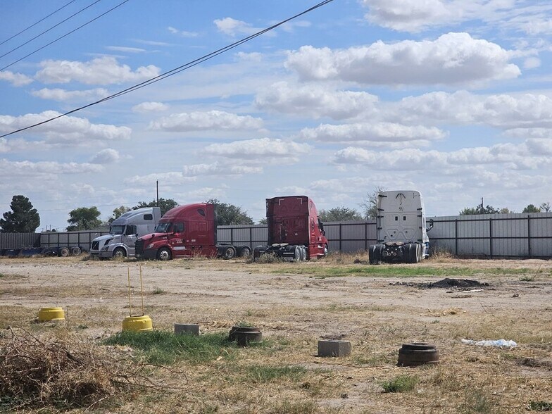 More Photos Of 11010 W Joan Dr, Odessa Warehouse For Lease