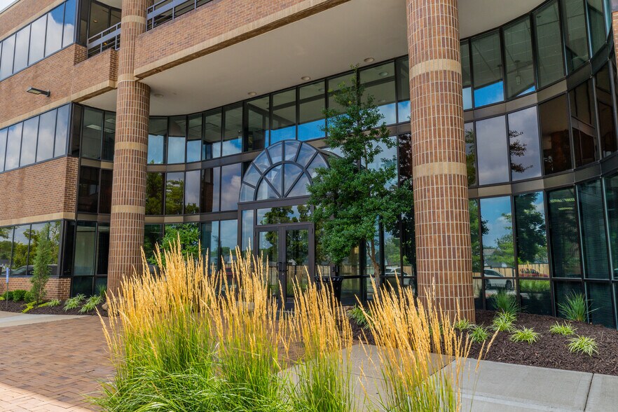 More Photos Of 5000 W 95th St, Prairie Village Office For Lease