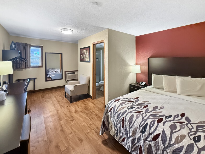 More Photos Of 5020 NE 14th St, Des Moines Hotel For Sale