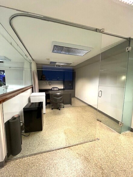 More Photos Of 1630 Old Deerfield Rd, Highland Park Warehouse For Lease