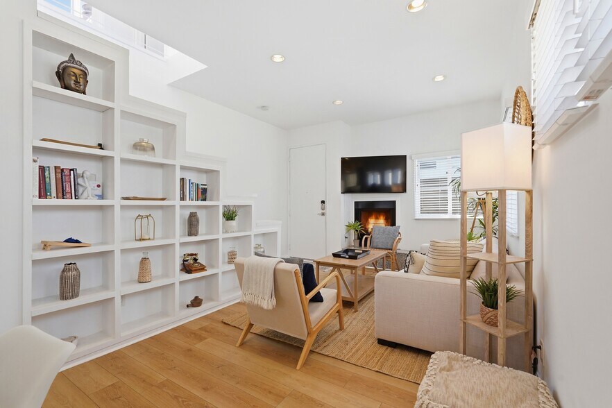 More Photos Of 521 Venice Way, Venice Apartments For Sale