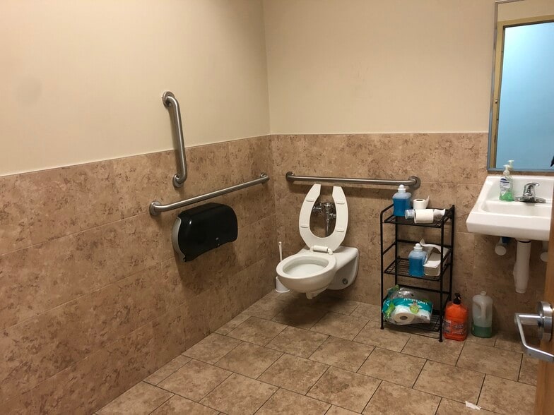 More Photos Of 700 Hicksville Rd, Bethpage Warehouse For Lease