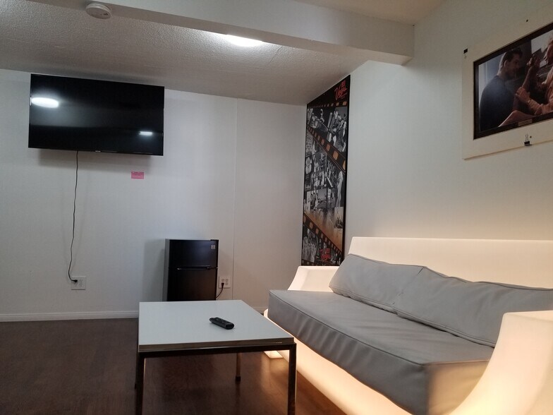 More Photos Of 910 E Sahara Ave, Las Vegas Loft Creative Space For Lease