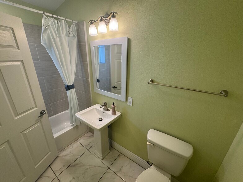 More Photos Of 1610 E Sahara Ave, Las Vegas Freestanding For Lease