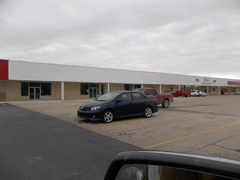 More Photos Of 1403-1515 S Santa Fe Ave, Chanute Unknown For Lease