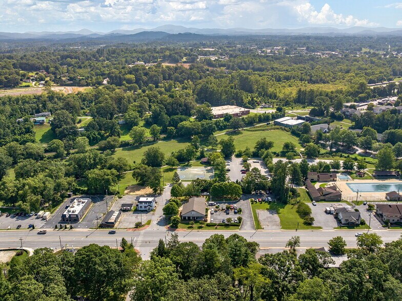 More Photos Of 104 Clairmont Dr, Hendersonville Storefront For Sale