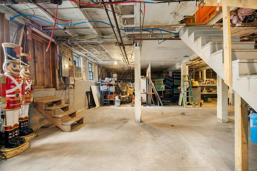 More Photos Of 70 Main St, Wellfleet Hotel For Sale