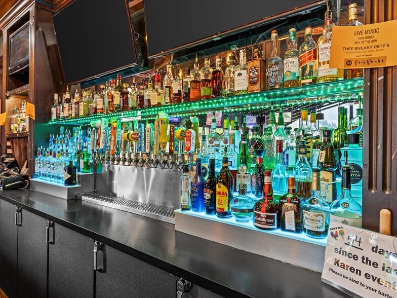 More Photos Of 14417 124th Ave NE, Kirkland Bar For Sale