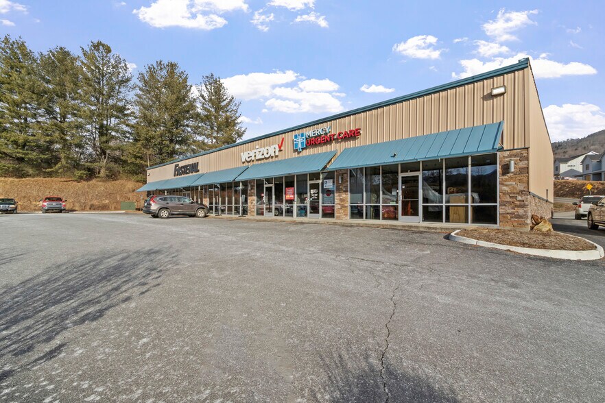 More Photos Of 41 Charlie Brown Rd, Burnsville Flex For Lease