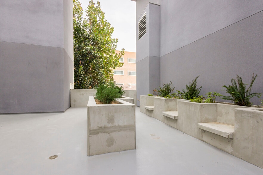 More Photos Of 14629 W Erwin St, Van Nuys Apartments For Sale