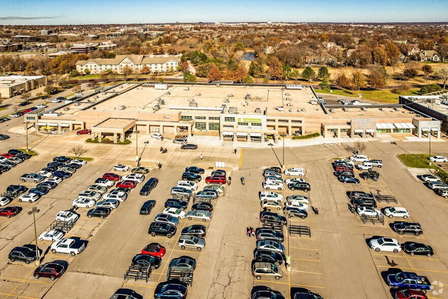 More Photos Of 6882-6936 W 135th St, Overland Park Unknown For Lease