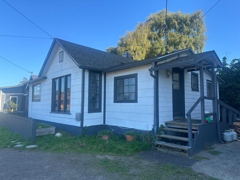 More Photos Of 703 Park Ave, Lakeside Specialty For Sale